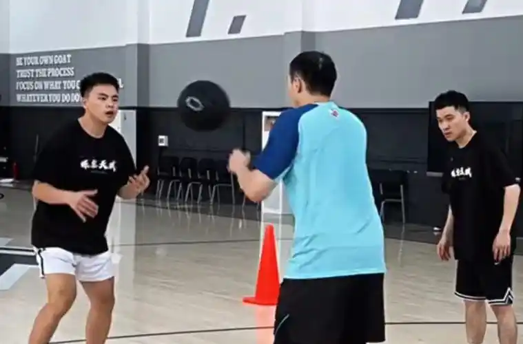 王奕博训练片段曝光:基本功打磨成CBA休赛期最强信号