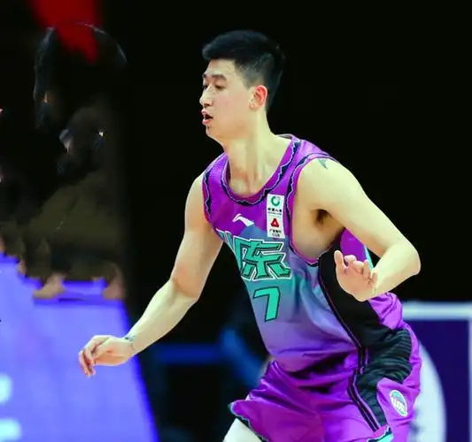 CBA新星转会暗流:隰泰诚大帽成名,多队报价争抢内线悍将
